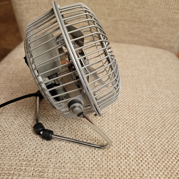 Massey 4” Metal Electric Personal Desk Fan - Picture 3 of 5